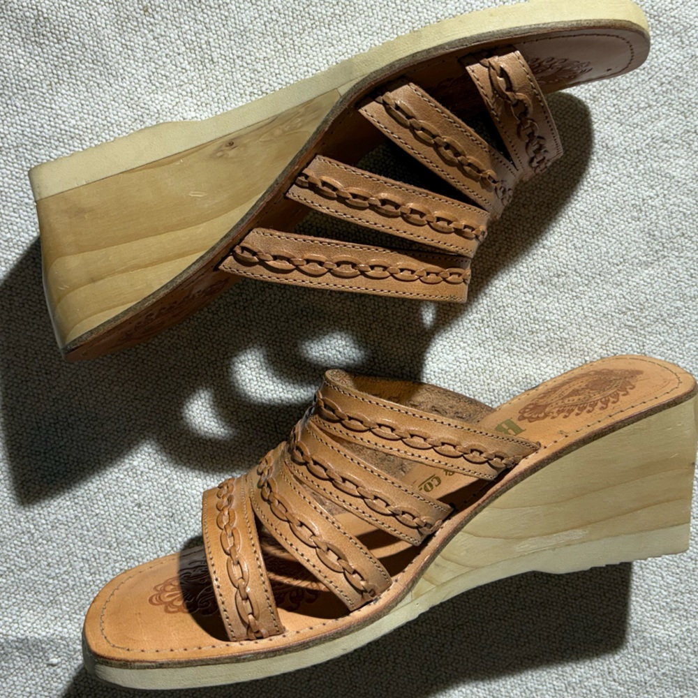 Elegant Tan Leather Chain ⛓️‍💥 Accent Mules with Wooden Wedge Heel